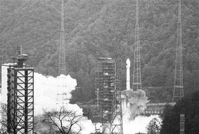 12月26日11时26分,我国在西昌卫星发射中心用长运三号乙运载火箭与远征一号上面级,成功发射第57、58颗北斗导航卫星。新华社发(邱立军摄)
